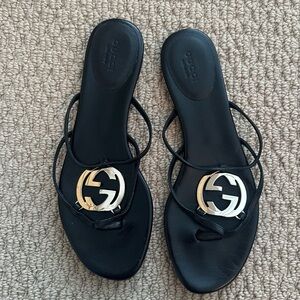 Black leather Gucci flat sandals